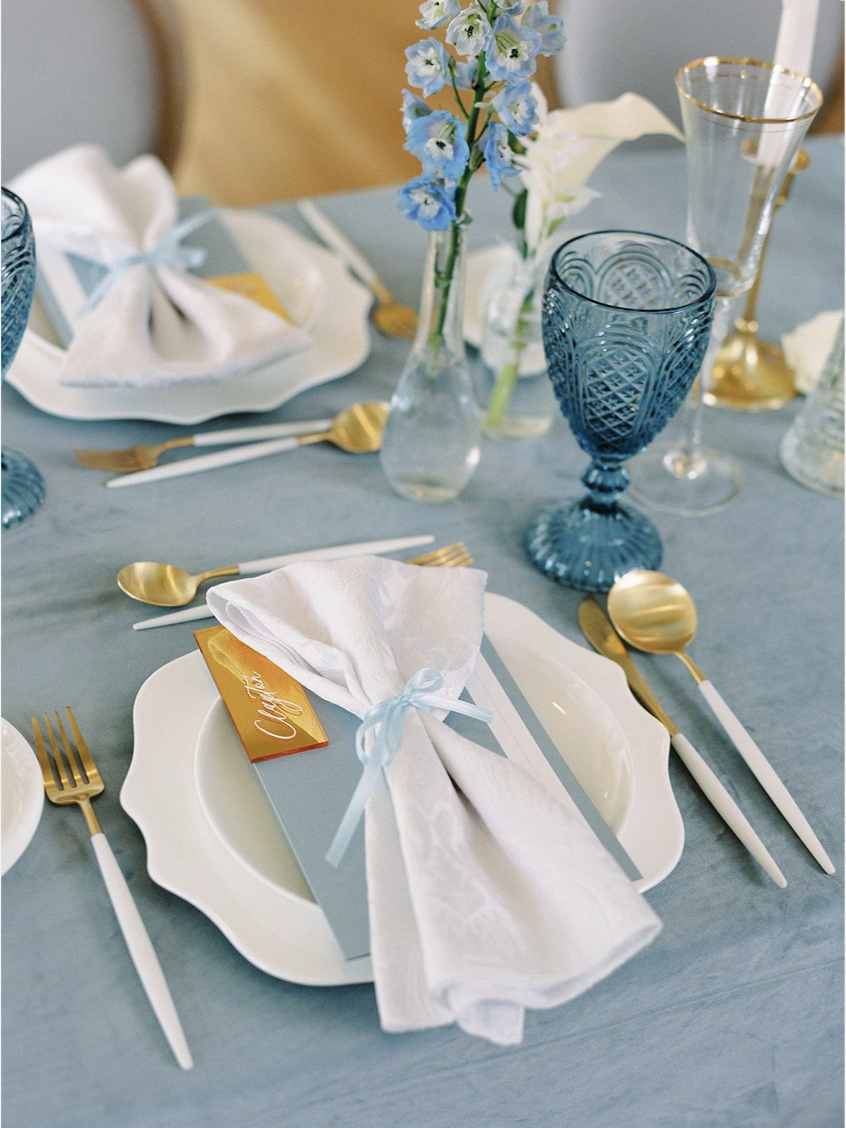 gold-white-blue-wedding-table.png
